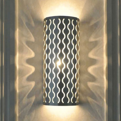 Dekorativ lampskärm i rostfritt stål. Lätt att byta ut för variation.